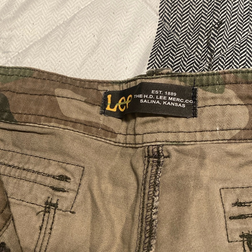 Men sz 36 Lee Camo shorts